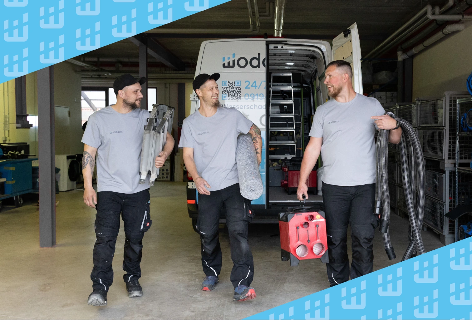 Drei Fachleute von wodacon in Arbeitskleidung tragen Ausrüstung, stehen vor einem Transporter in einer Werkstatt